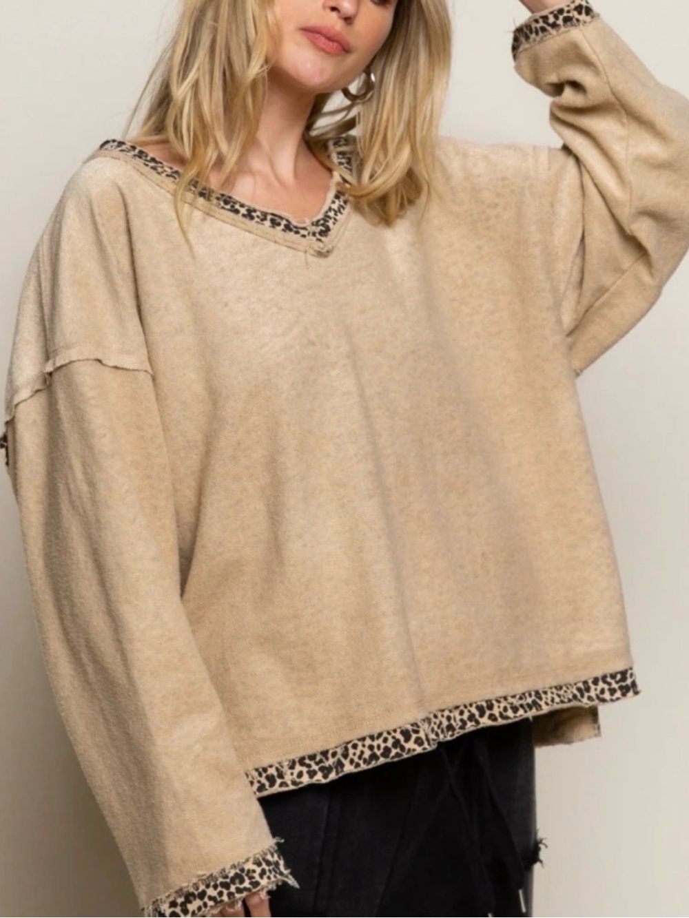 POL Reversible Tan & Leopard Print V-Neck Long Sleeve Top.  Size Large.